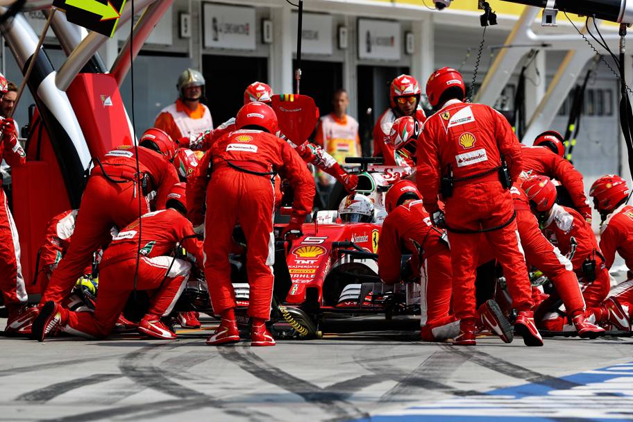 Vettel in sosta ai box durante la gara